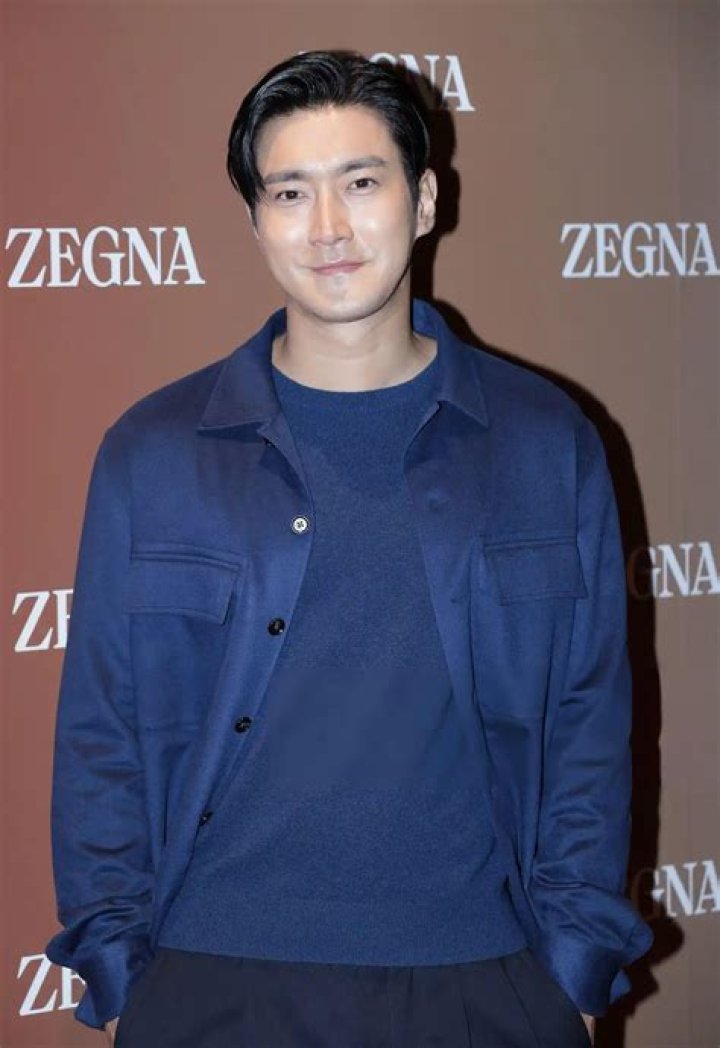 
Choi Siwon Height, Weight, Net Worth, Age, Birthday, Wikipedia, Who, Nationality, Biography 