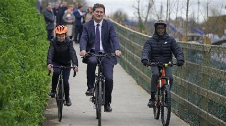 
Eamon Ryan Height, Weight, Net Worth, Age, Birthday, Wikipedia, Who, Nationality, Biography 