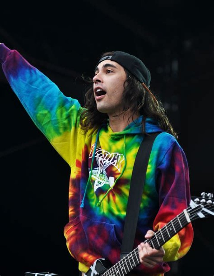 How old is Vic Fuentes? Age, Girlfriend, Height, Net Worth, Bio