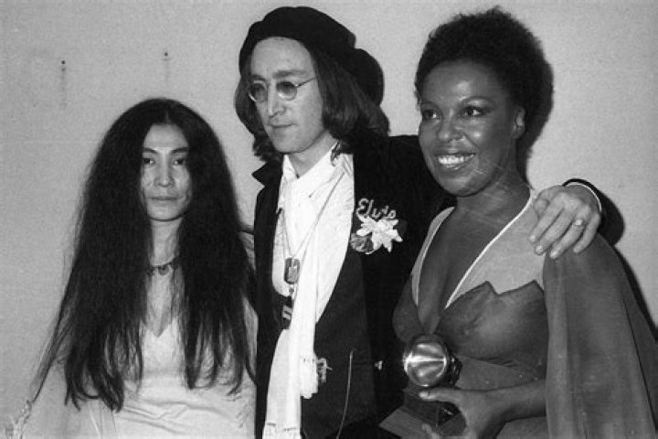 
Sean Lennon Recalls Growing Up Next Door to ‘Aunt’ Roberta Flack: ‘Coolest Neighbor in the World’ 