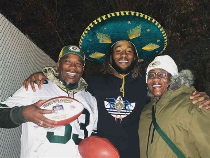 
Who are Aaron Joness Parents? Aaron Jones Biography, Parents Name and More 